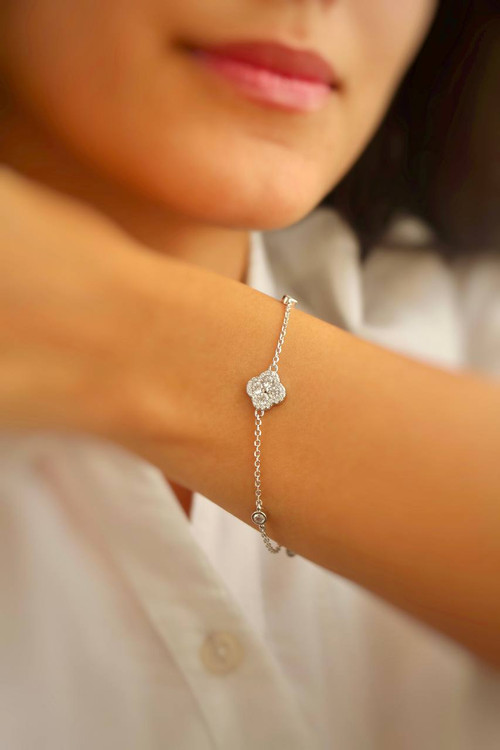 نمای دستبند نقره طرح ونکلیف تراش ۲.۹ گرمی روی مچ دست.