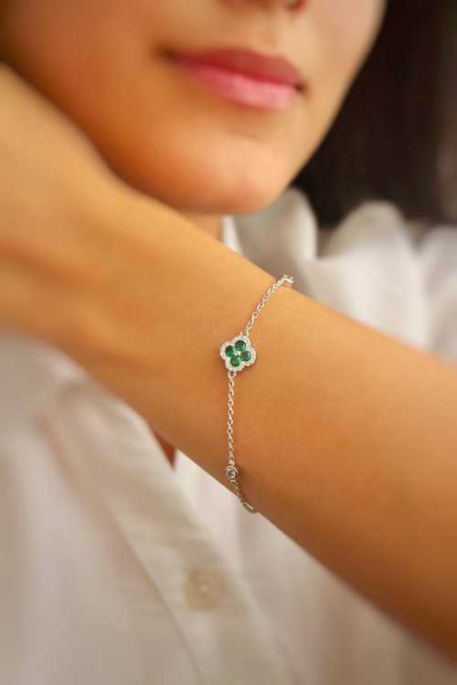 دستبند نقره ظریف طرح ونکلیف با سنگ سبز روی مچ دست