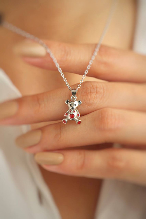 نمای گردنبند نقره طرح خرسی ظریف ۳.۸ گرمی روی گردن.