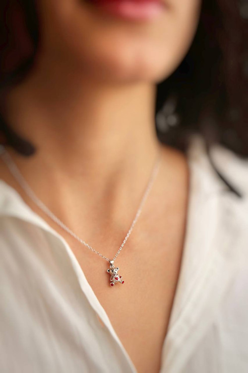 جزئیات آویز خرسی نقره با عیار ۹۲۵ و زنجیر دیپلمات.