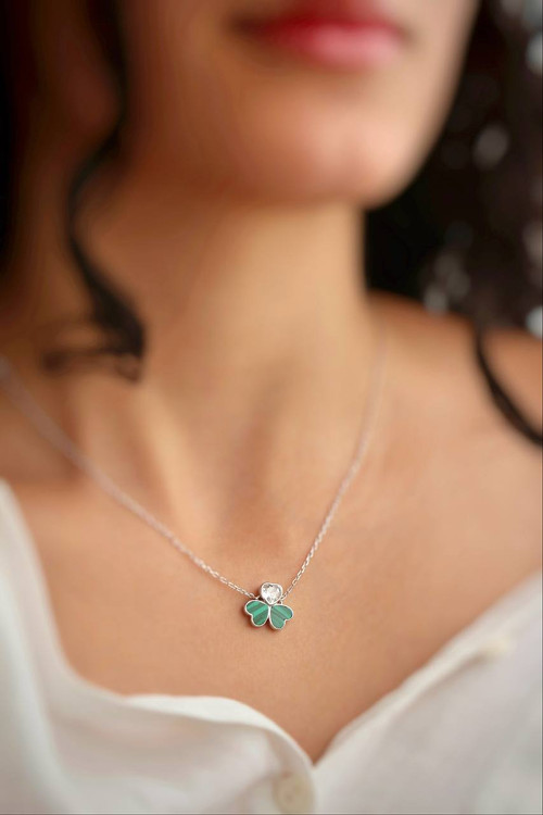 نمای نزدیک زنجیر و آویز نقره قلب سبز ایتالیایی عیار ۹۲۵.