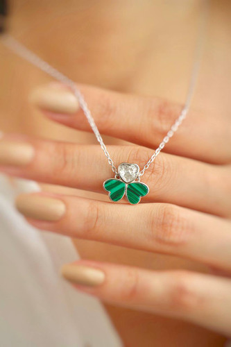 گردنبند نقره ۴.۲ گرمی با سنگ سبز مالاکیت طرح قلب.