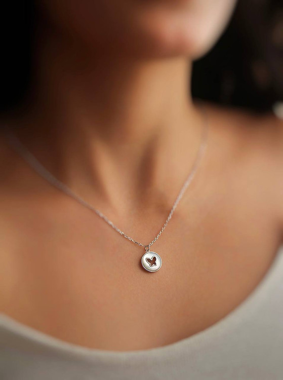 نمای نزدیک از آبکاری رادیوم و درخشش گردنبند پروانه ایتالیایی