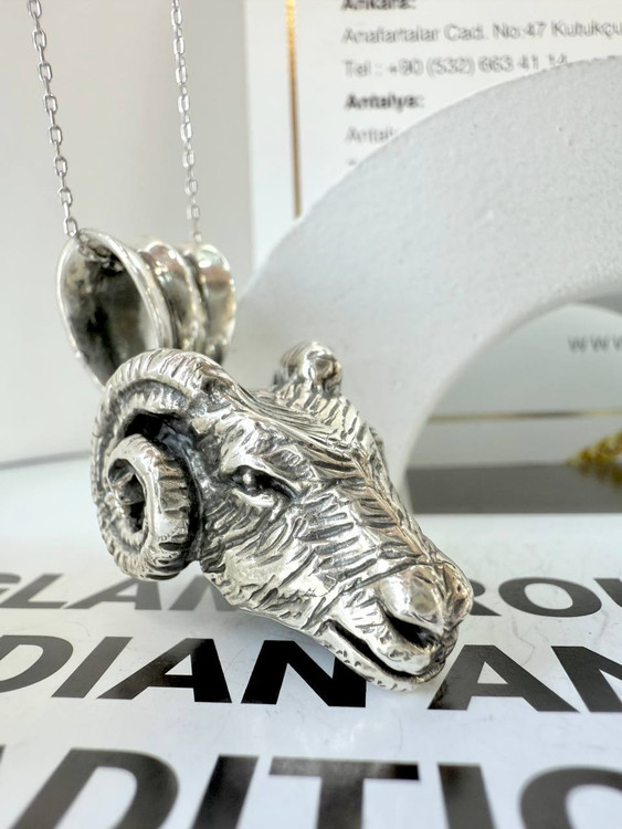 نمای نزدیک از جزئیات شاخها و طراحی سه بعدی پلاک قوچ