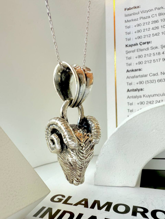 نمای پهلو پلاک نقره سنگین وزن طرح قوچ عیار ۹۲۵