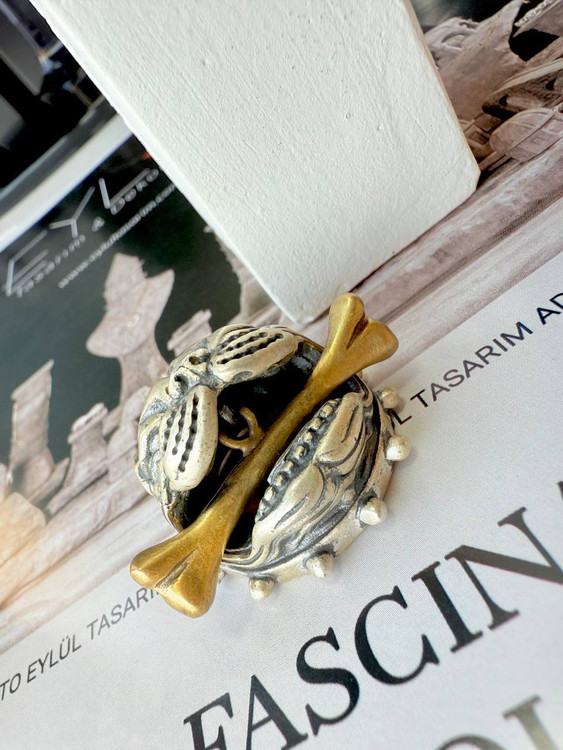 نمای نزدیک از جزئیات سیاه قلم و طراحی سه بعدی پلاک بولداگ