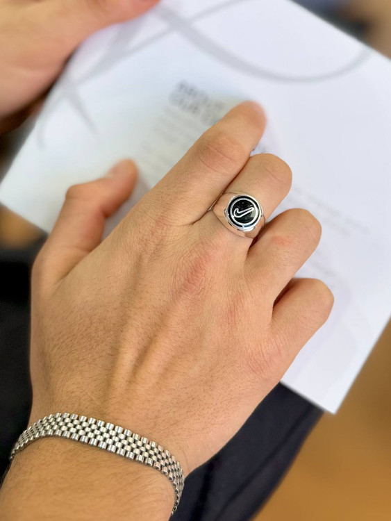 نمای نزدیک انگشتر نقره نایک روی انگشت