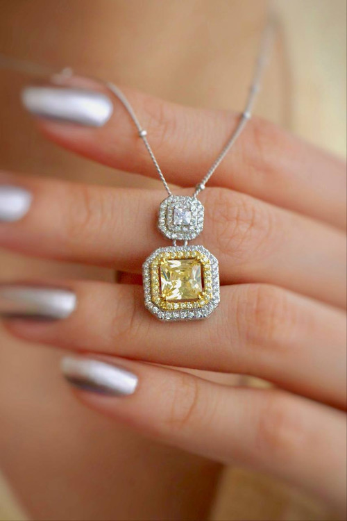 نیمست نقره مدل امرالدکات و زنجیر توپی ایتالیایی وزننیمست نقره مدل امرالدکات و زنجیر توپی ایتالیایی وزن ۸.۶ گرم (عیار ۹۲۵). ۸.۶ گرم (عیار ۹۲۵).