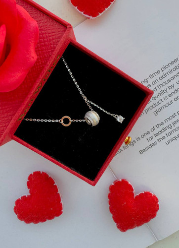 گردنبند نقره ایتالیایی با پلاک متصل و درخشش رادیوم در جعبه قرمز.