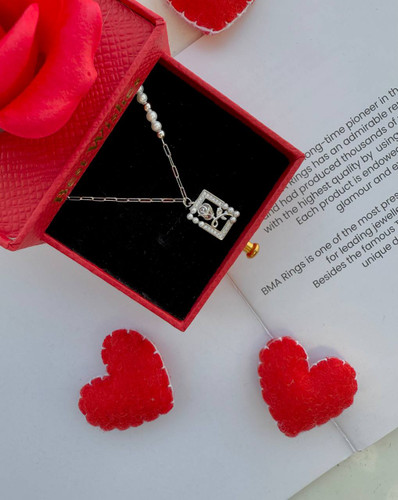 گردنبند نقره مرواریدی ایتالیایی با زنجیر متصل در کنار دو قلب قرمز تزئینی