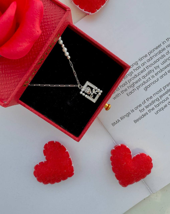 گردنبند نقره مرواریدی ایتالیایی با زنجیر متصل در کنار دو قلب قرمز تزئینی