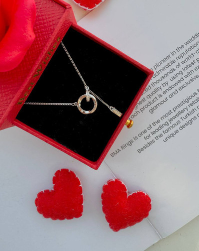 گردنبند نقره ایتالیایی طرح دایره تراش با زنجیر متصل روی پسزمینه سفید و قلبهای قرمز