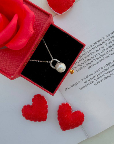 گردنبند نقره مرواریدی تکنگین ایتالیایی با زنجیر متصل داخل جعبه قرمز