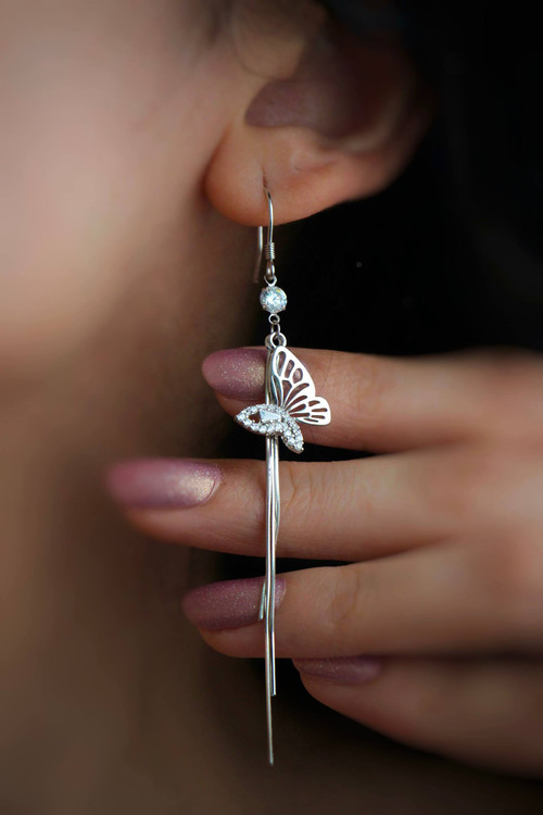 تصویر گوشواره نقره آویزی مدل ایتالیایی با نماد پروانه و نگینهای درخشان روی گوش