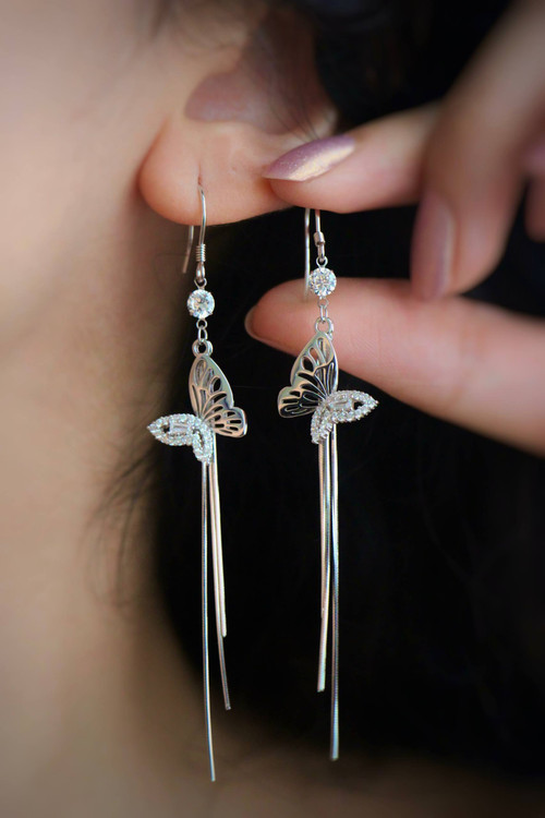 تصویر گوشواره نقره آویزی مدل ایتالیایی با نماد پروانه و نگینهای درخشان روی گوش