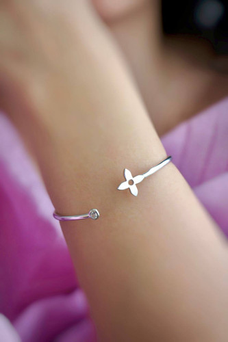 دستبند بنگل نقره طرح روبرتو کویین با گل چهارپر و تک نگین روی مچ دست