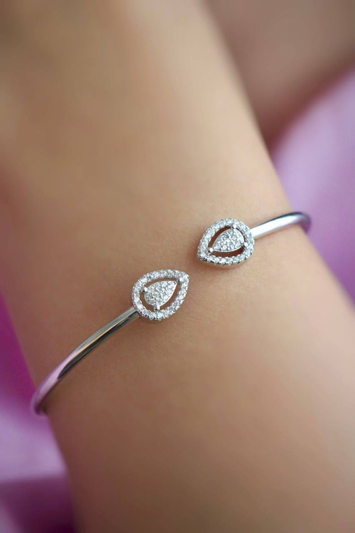 دستبند بنگل نقره زنانه طرح دو اشک نگیندار با درخشش خیرهکننده.