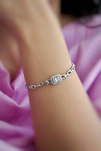 دستبند نقره زنجیری طرح تیفانی زنانه با نگینهای مستطیلی باگت در مرکز.